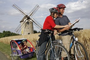 TOURISTES REGARDANT LEUR CARTE DEVANT LE MOULIN DE OZOIR-LE-BREUIL, EURE-ET-LOIR (28), FRANCE 