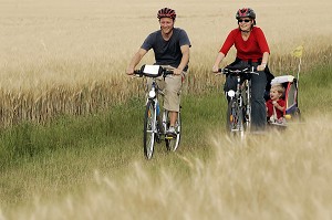 CYCLISTES EN BALADE DANS LES CHAMPS DE BLE PRES DU MOULIN DE OZOIR-LE-BREUIL, EURE-ET-LOIR (28), FRANCE 