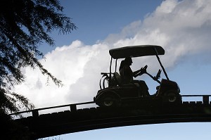 LE GOLF-PARC DE NANTILLY S'ETEND AUTOUR DE PIECES D'EAU DOMINEES PAR DES COLLINES PLANTEES D'ARBRES, EURE-ET-LOIR (28), FRANCE 