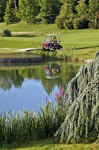 LE GOLF-PARC DE NANTILLY S'ETEND AUTOUR DE PIECES D'EAU DOMINEES PAR DES COLLINES PLANTEES D'ARBRES, EURE-ET-LOIR (28), FRANCE 
