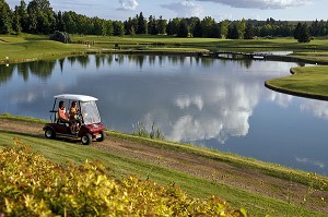 LE GOLF-PARC DE NANTILLY (28) S'ETEND AUTOUR DE PIECES D'EAU DOMINEES PAR DES COLLINES PLANTEES D'ARBRES, EURE-ET-LOIR (28), FRANCE 