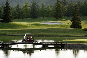 LE GOLF-PARC DE NANTILLY S'ETEND AUTOUR DE PIECES D'EAU DOMINEES PAR DES COLLINES PLANTEES D'ARBRES, EURE-ET-LOIR (28), FRANCE 