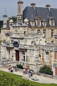 LE PORTAIL D'ENTREE SURMONTE PAR UN CERF ET QUATRE CHIENS, CHATEAU D'ANET, CONSTRUIT EN 1550 PAR PHILIBERT DE L'ORME POUR DIANE DE POITIERS, FAVORITE D'HENRI II, EURE-ET-LOIR (28), FRANCE 