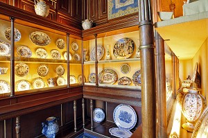 CABINET ABRITANT LA REMARQUABLE COLLECTION DE FAIENCES ANCIENNES, CHATEAU D'ANET, CONSTRUIT EN 1550 PAR PHILIBERT DE L'ORME POUR DIANE DE POITIERS, FAVORITE D'HENRI II, EURE-ET-LOIR (28), FRANCE 