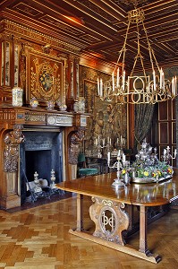 SALLE A MANGER AVEC LA CHEMINEE MONUMENTALE PORTANT LES ARMOIRIES DE DIANE DE POITIERS ET SES TAPISSERIES DES FLANDRES, CHATEAU D'ANET, CONSTRUIT EN 1550 PAR PHILIBERT DE L'ORME POUR DIANE DE POITIERS, FAVORITE D'HENRI II, EURE-ET-LOIR (28), FRANCE 