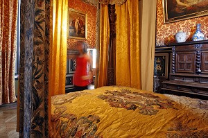 CHAMBRE D'HONNEUR AVEC UN SUPERBE LIT A COLONNES, SCULPTE AUX CROISSANTS DE DIANE, CHATEAU D'ANET, CONSTRUIT EN 1550 PAR PHILIBERT DE L'ORME POUR DIANE DE POITIERS, FAVORITE D'HENRI II, EURE-ET-LOIR (28), FRANCE 
