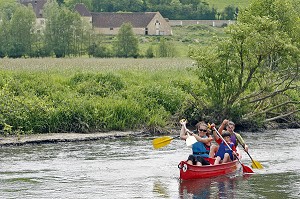DESCENTE EN CANOE KAYAK SUR LA RIVIERE L'HUISNE ENTRE MARGON ET NOGENT-LE-ROTROU, REGION DE PERCHE, EURE-ET-LOIR (28), FRANCE 