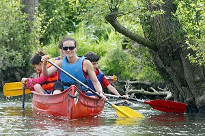 DESCENTE EN CANOE KAYAK SUR LA RIVIERE L'HUISNE ENTRE MARGON ET NOGENT-LE-ROTROU, REGION DE PERCHE, EURE-ET-LOIR (28), FRANCE 