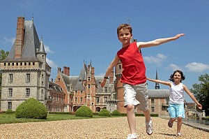 COURSE ET JEUX D'ENFANTS DANS LE PARC DU CHATEAU DE MAINTENON, EURE-ET-LOIR (28), FRANCE 