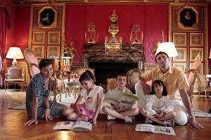 LECTURE EN FAMILLE ET JEUX DU FASCICULE PEDAGOGIQUE SUR L'HISTOIRE DU CHATEAU, SALON DU ROI, CHATEAU DE MAINTENON, EURE-ET-LOIR (28), FRANCE 