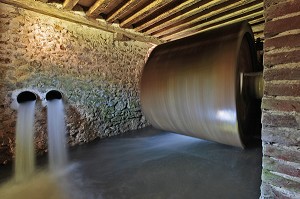 LA ROUE DU MOULIN A EAU, CHAMBRE D'HOTES DU MOULIN DE LONCEUX, OINVILLE-SOUS-AUNEAU, EURE-ET-LOIR (28), FRANCE 