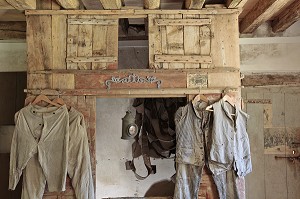 LA CASE DU MEUNIER ET SES HABITS DE TRAVAIL DANS LE MOULIN A FARINE, CHAMBRE D'HOTES DU MOULIN DE LONCEUX, OINVILLE-SOUS-AUNEAU, EURE-ET-LOIR (28), FRANCE 