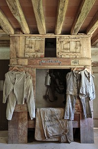 LA CASE DU MEUNIER ET SES HABITS DE TRAVAIL DANS LE MOULIN A FARINE, CHAMBRE D'HOTES DU MOULIN DE LONCEUX, OINVILLE-SOUS-AUNEAU, EURE-ET-LOIR (28), FRANCE 