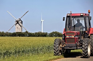 TRACTEURS ET CHAMP DE BLE, EOLIENNES ET MOULIN A VENT DE LEVESVILLE LA CHENARD, PARC EOLIEN DE LA BEAUCE, EURE-ET-LOIR (28), FRANCE 