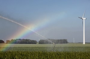 ARC EN CIEL DE L'ARROSAGE DE L'IRRIGATION DES CHAMPS, PARC EOLIEN DE LA BEAUCE, EURE-ET-LOIR (28), FRANCE 