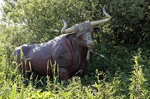 AUROCH BLESSE PAR DES FLECHES, JARDIN DE LA PREHISTOIRE, MAISON NEOLITHIQUE D'AUNEAU, EURE-ET-LOIR (28), FRANCE 