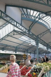 MARCHE AUX LEGUMES, VIEILLE VILLE DE CHARTRES, EURE-ET-LOIR (28), FRANCE 