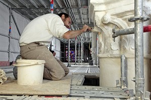 CHANTIER DE RESTAURATION INTERIEURE POUR LA SAUVEGARDE DU MONUMENT AFIN QUE LA CATHEDRALE RETROUVE L'ECLAT DE SON ARCHITECTURE ORIGINELLE DU XIII EME SIECLE, CHARTRES, EURE-ET-LOIR (28), FRANCE 