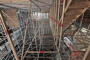 ECHAFAUDAGE MONUMENTALE, CHANTIER DE RESTAURATION INTERIEURE POUR LA SAUVEGARDE DU MONUMENT AFIN QUE LA CATHEDRALE RETROUVE L'ECLAT DE SON ARCHITECTURE ORIGINELLE DU XIII EME SIECLE, CHARTRES, EURE-ET-LOIR (28), FRANCE 