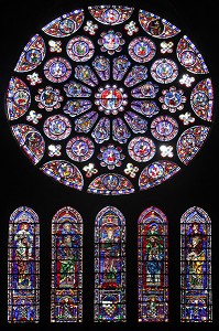 FACADE SUD DU TRANSEPT LANCETTES : VIERGE A L'ENFANT -EVANGELISTES SUR LES EPAULES DES PROPHETES  ROSE - VISION DE L'APOCALYPSE A 24 VIEILLARDS, ANGES ET TETRAMORPHE - VITRAIL DE LA CATHEDRALE DE CHARTRES, EURE-ET-LOIR (28), FRANCE 