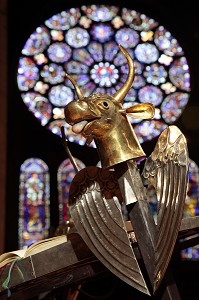 TETE AILEE DU BOEUF DE SAINT-LUC, DETAIL DU LUTRIN DE GOUDJI, PUPITRE DE PRIERE DEVANT LE VITRAIL DE LA FACADE SUD DU TRANSEPT A LANCETTES DE LA CATHEDRALE DE CHARTRES, EURE-ET-LOIR (28), FRANCE 