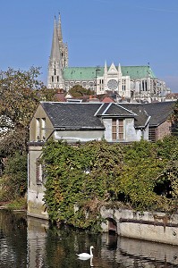 CATHEDRALE NOTRE-DAME VUE DEPUIS LA BASSE VILLE SUR LES BORDS DE L'EURE, CHARTRES, EURE-ET-LOIR (28), FRANCE 