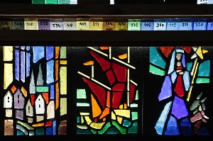 NUANCIER DE COULEURS DU VERRE POUR LES VITRAUX DES ATELIERS LOIRE, LEVES, EURE-ET-LOIR (28), FRANCE 