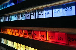 NUANCIER DE COULEURS DU VERRE POUR LES VITRAUX DES ATELIERS LOIRE, LEVES, EURE-ET-LOIR (28), FRANCE 