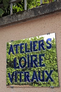 FABRICATION ARTISANALE DE VITRAUX TRADITIONNELS, ATELIERS LOIRE, LEVES, EURE-ET-LOIR (28), FRANCE 