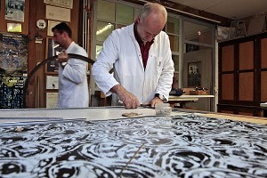 HERVE LOIRE, MAITRE VERRIER DES ATELIERS LOIRE, EURE-ET-LOIR, FRANCE
