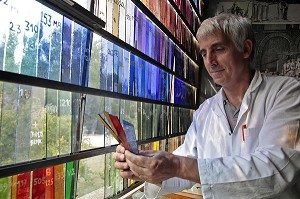BRUNO LOIRE DEVANT LE NUANCIER DE COULEURS DU VERRE, MAITRE VERRIER DES ATELIERS LOIRE, LEVES, EURE-ET-LOIR (28), FRANCE 