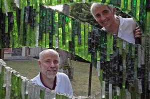 BRUNO ET HERVE LOIRE AU TRAVERS UN VITRAIL, MAITRES VERRIERS DES ATELIERS LOIRE, LEVES, EURE-ET-LOIR (28), FRANCE 