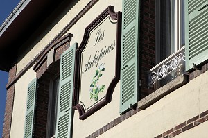 FACADE DE L'HOTEL - LES AUBEPINES -, ILLIERS-COMBRAY, VILLAGE IDEAL DE L'ENFANCE DE L'ECRIVAIN MARCEL PROUST DANS SON ROMAN - A LA RECHERCHE DU TEMPS PERDU - EURE-ET-LOIR (28), FRANCE 