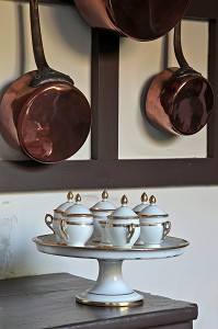 SERVICE A CHOCOLAT CHAUD, DESSERT PREFERE DE LA FAMILLE PROUST, MAISON DE TANTE LEONIE, VILLAGE IDEAL DE L'ENFANCE DE L'ECRIVAIN MARCEL PROUST DANS SON ROMAN - A LA RECHERCHE DU TEMPS PERDU -, ILLIERS-COMBRAY, EURE-ET-LOIR (28), FRANCE 