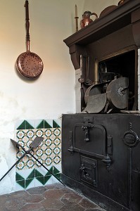 CUISINE AVEC SOL EN TOMMETTES, CARREAUX DE FAIENCE, CUISINIERE EN FONTE, MAISON DE TANTE LEONIE, VILLAGE IDEAL DE L'ENFANCE DE L'ECRIVAIN MARCEL PROUST DANS SON ROMAN - A LA RECHERCHE DU TEMPS PERDU -, ILLIERS-COMBRAY, EURE-ET-LOIR (28), FRANCE 