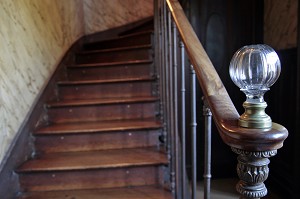 L'ESCALIER QUI MONTE VERS LES CHAMBRES, MAISON DE TANTE LEONIE, VILLAGE IDEAL DE L'ENFANCE DE L'ECRIVAIN MARCEL PROUST DANS SON ROMAN - A LA RECHERCHE DU TEMPS PERDU -, ILLIERS-COMBRAY, EURE-ET-LOIR (28), FRANCE 