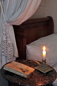 CHAMBRE DU PETIT MARCEL ET LIVRE DE FRANCOIS LE CHAMPI SUR SA TABLE DE CHEVET, MAISON DE TANTE LEONIE, VILLAGE IDEAL DE L'ENFANCE DE L'ECRIVAIN MARCEL PROUST DANS SON ROMAN - A LA RECHERCHE DU TEMPS PERDU -, ILLIERS-COMBRAY, EURE-ET-LOIR (28), FRANCE 