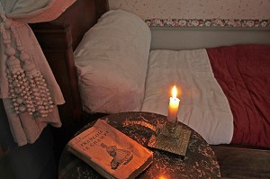 CHAMBRE DU PETIT MARCEL ET LIVRE DE FRANCOIS LE CHAMPI SUR SA TABLE DE CHEVET, MAISON DE TANTE LEONIE, VILLAGE IDEAL DE L'ENFANCE DE L'ECRIVAIN MARCEL PROUST DANS SON ROMAN - A LA RECHERCHE DU TEMPS PERDU -, ILLIERS-COMBRAY, EURE-ET-LOIR (28), FRANCE 