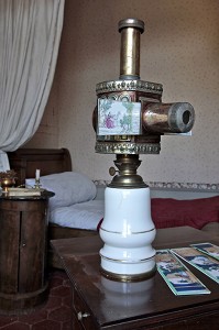 LANTERNE MAGIQUE DANS LA CHAMBRE DE MARCEL PROUST, MAISON DE TANTE LEONIE, VILLAGE IDEAL DE L'ENFANCE DE L'ECRIVAIN MARCEL PROUST DANS SON ROMAN - A LA RECHERCHE DU TEMPS PERDU -, ILLIERS-COMBRAY, EURE-ET-LOIR (28), FRANCE 