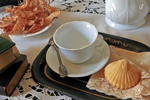 LA MADELEINE ET LA TASSE DE THE DANS LA CHAMBRE DE TANTE LEONIE, MAISON DE TANTE LEONIE, VILLAGE IDEAL DE L'ENFANCE DE L'ECRIVAIN MARCEL PROUST DANS SON ROMAN - A LA RECHERCHE DU TEMPS PERDU -, ILLIERS-COMBRAY, EURE-ET-LOIR (28), FRANCE 