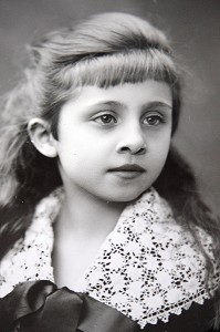 PORTRAIT DE JEANNE POUQUET (GILBERTE), REPRODUCTION DU PHOTOGRAPHE PAUL NADAR, MAISON DE TANTE LEONIE, VILLAGE IDEAL DE L'ENFANCE DE L'ECRIVAIN MARCEL PROUST DANS SON ROMAN - A LA RECHERCHE DU TEMPS PERDU -, ILLIERS-COMBRAY, EURE-ET-LOIR (28), FRANCE 