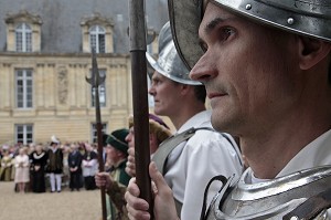 GARDES EN COSTUME D'EPOQUE DEVANT LE CHATEAU, CEREMONIE POUR LE RETOUR DE LA DEPOUILLE DE DIANE DE POITIERS A LA CHAPELLE SEPULCRALE DU CHATEAU D'ANET, 29 MAI 2010, EURE-ET-LOIR (28), FRANCE 