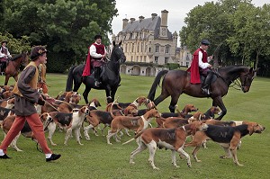 EQUIPAGE DE CHASSE A COURRE AVEC SA MEUTE DE CHIEN, CEREMONIE POUR LE RETOUR DE LA DEPOUILLE DE DIANE DE POITIERS A LA CHAPELLE SEPULCRALE DU CHATEAU D'ANET, 29 MAI 2010, EURE-ET-LOIR (28), FRANCE 