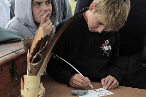 ATELIER DE CALLIGRAPHIE POUR LES JEUNES, CHATEAU D'ANET, 29 MAI 2010, EURE-ET-LOIR, FRANCE 