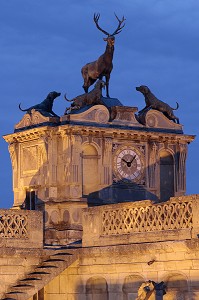 PORTAIL D'HONNEUR SURMONTE D'UNE SCENE DE CHASSE A COURRE, CHATEAU D'ANET, EURE-ET-LOIR (28), FRANCE 