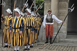 GARDES EN COSTUME D'EPOQUE RENAISSANCE DEVANT LE CHATEAU, CEREMONIE POUR LE RETOUR DE LA DEPOUILLE DE DIANE DE POITIERS A LA CHAPELLE SEPULCRALE DU CHATEAU D'ANET, 29 MAI 2010, EURE-ET-LOIR (28), FRANCE 