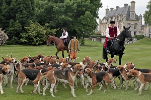 EQUIPAGE DE CHASSE A COURRE AVEC SA MEUTE DE CHIEN, CEREMONIE POUR LE RETOUR DE LA DEPOUILLE DE DIANE DE POITIERS A LA CHAPELLE SEPULCRALE DU CHATEAU D'ANET, 29 MAI 2010, EURE-ET-LOIR (28), FRANCE 