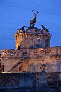 PORTAIL D'HONNEUR SURMONTE D'UNE SCENE DE CHASSE A COURRE, CHATEAU D'ANET, EURE-ET-LOIR (28), FRANCE 