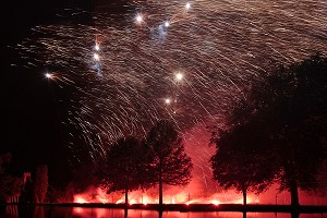FEU D'ARTIFICE AU CHATEAU D'ANET, 29 MAI 2010, EURE-ET-LOIR, FRANCE 
