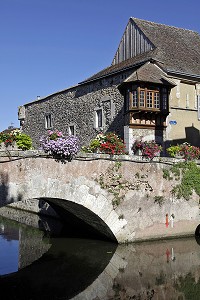 FOSSES D'ENCEINTE DEVANT LES MAISONS ANCIENNES, BONNEVAL, EURE-ET-LOIR, FRANCE 